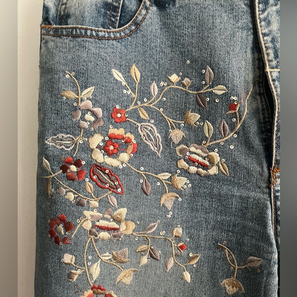 ✨HOST PIC✨ anè 4 Beautiful Embellished Jeans - Picture 4 of 13